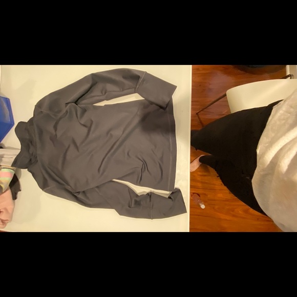 A grey sweatshirt - Picture 3 of 3